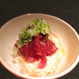 Bowl de atún picante, huevo y gohan