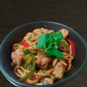 Noodles con verdura, pollo y langostinos